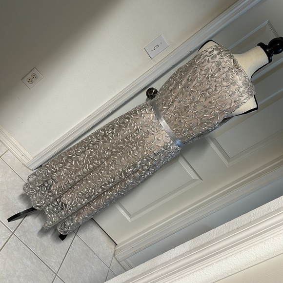 Lovely Tahari Semi-formal Dress~ Size 12. EC - Picture 5 of 10